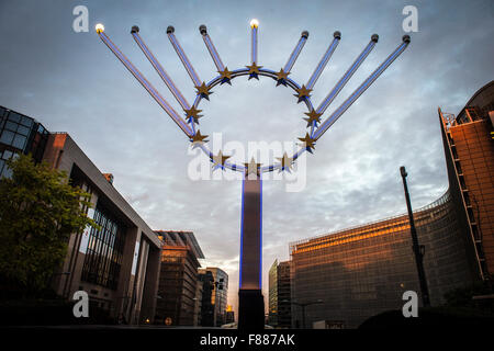 Brüssel, Bxl, Belgien. 7. Dezember 2015. Öffentliche Chanukka Menora im Hauptquartier der Europäischen Union in Brüssel, Belgien auf 07.12.2015 von Wiktor Dabkowski Credit: Wiktor Dabkowski/ZUMA Draht/Alamy Live News Stockfoto