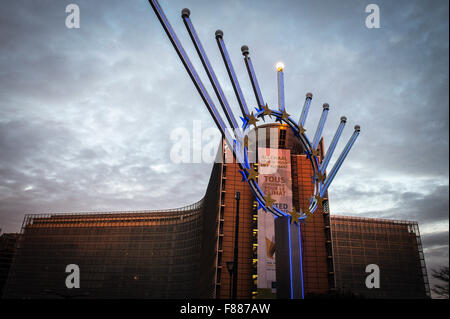 Brüssel, Bxl, Belgien. 7. Dezember 2015. Öffentliche Chanukka Menora im Hauptquartier der Europäischen Union in Brüssel, Belgien auf 07.12.2015 von Wiktor Dabkowski Credit: Wiktor Dabkowski/ZUMA Draht/Alamy Live News Stockfoto