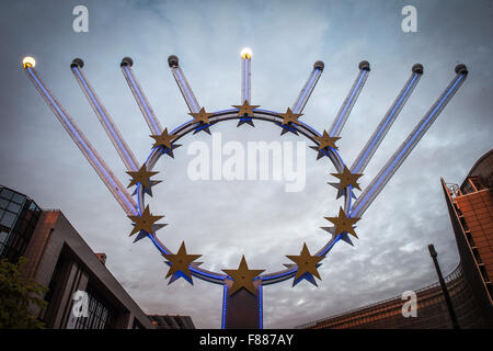 Brüssel, Bxl, Belgien. 7. Dezember 2015. Öffentliche Chanukka Menora im Hauptquartier der Europäischen Union in Brüssel, Belgien auf 07.12.2015 von Wiktor Dabkowski Credit: Wiktor Dabkowski/ZUMA Draht/Alamy Live News Stockfoto