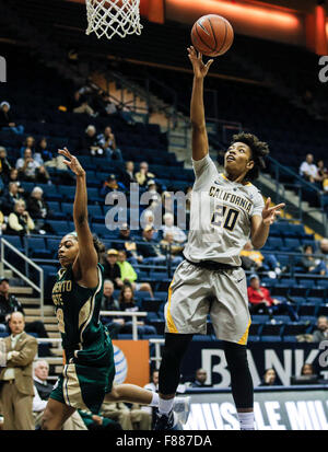 Berkeley USA ca. 6. Dezember 2015. Kalifornien G # 20 MaAne Mosley an den Reifen zu fahren und hat bei der NCAA Frauen-Basketball-Spiel zwischen Sacramento State Hornets und California Golden Bears 117-99 Sieg bei Hass Pavillon Berkeley Kalifornien Thurman James/CSM/Alamy Live News Stockfoto