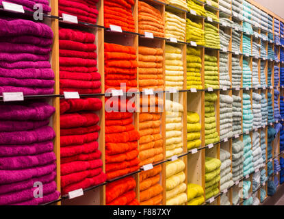 Handtücher aus ägyptischer Baumwolle in John Lewis store. Großbritannien Stockfoto