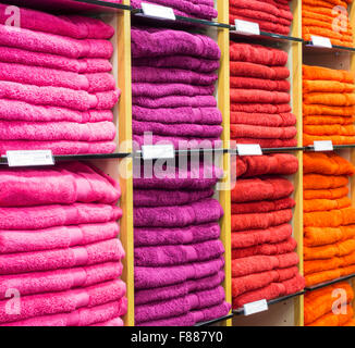 Handtücher aus ägyptischer Baumwolle in John Lewis store. Großbritannien Stockfoto