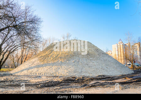 Einen riesigen Sand Haufen während der Bauphase im Park bei Sonnenaufgang Stockfoto