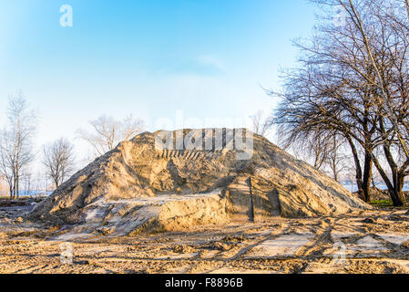 Einen riesigen Sand Haufen während der Bauphase im Park bei Sonnenaufgang, in der Nähe des Stockfoto