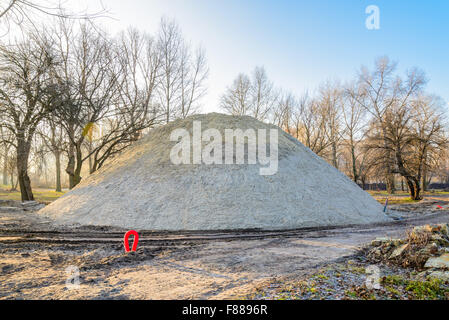 Ein riesiger Sand Haufen während der Bauphase im Park bei Sonnenaufgang Stockfoto