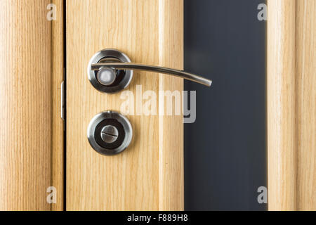 Griff aus Holz und Glastür hautnah Stockfoto