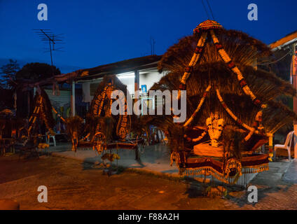 Kavadis Anhänger warten, während das hinduistische Thaipusam Festival in Batu-Höhlen, Südost-Asien, Kuala Lumpur, Malaysia Stockfoto