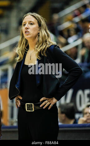 Berkeley USA ca. 6. Dezember 2015. California-Cheftrainer Lindsay Gottlieb während der NCAA Frauen Basketball-Spiel zwischen Sacramento State Hornets und California Golden Bears 117-99 bei Hass Pavillon Berkeley Kalifornien Thurman James/CSM/Alamy Live News gewinnen Stockfoto