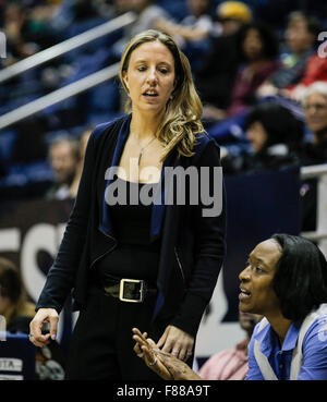 Berkeley USA ca. 6. Dezember 2015. California-Cheftrainer Lindsay Gottlieb während der NCAA Frauen Basketball-Spiel zwischen Sacramento State Hornets und California Golden Bears 117-99 bei Hass Pavillon Berkeley Kalifornien Thurman James/CSM/Alamy Live News gewinnen Stockfoto