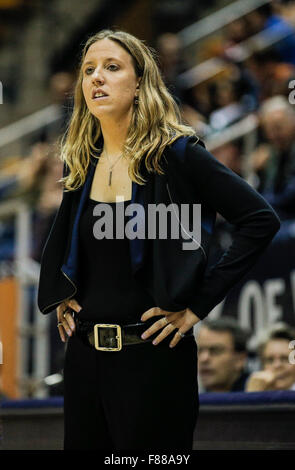 Berkeley USA ca. 6. Dezember 2015. California-Cheftrainer Lindsay Gottlieb während der NCAA Frauen Basketball-Spiel zwischen Sacramento State Hornets und California Golden Bears 117-99 bei Hass Pavillon Berkeley Kalifornien Thurman James/CSM/Alamy Live News gewinnen Stockfoto