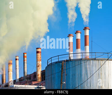 Industrielle Rauchende Schlote gegen den blauen Himmel Stockfoto