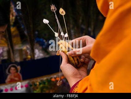 Eifriger Anhänger hinduistische Thaipusam religiöse Festival In Batu Höhlen mit Banane, Spieße, Südost-Asien, Kuala Lumpur, Malaysia zu schmieren Stockfoto