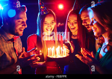 Glückliche junge Freunde feiert Geburtstag Stockfoto