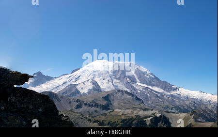 Mt Rainier direkt nach einer beträchtlichen Lawine rutschte die Nordwand des Berges in der Nähe des Gipfels. Stockfoto