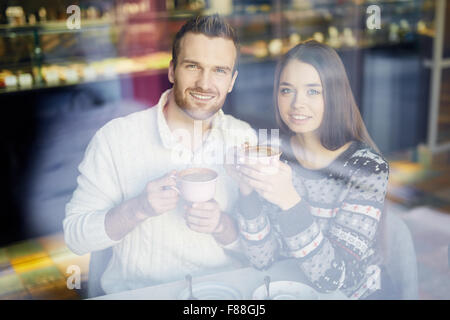 Junges Paar, entspannend und tranken Kaffee im café Stockfoto