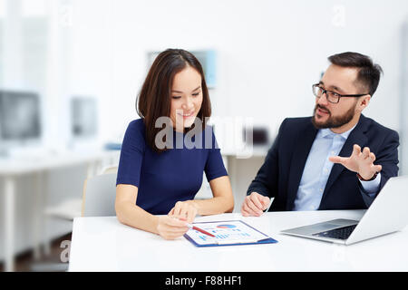 Zwei Mitarbeiter diskutieren Dokument Tagung Stockfoto