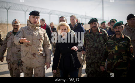 Mazar-i-Sharif, Afghanistan. 7. Dezember 2015. Bundesministerin Ursula von der Leyen Verteidigung spricht mit Soldaten im Camp Shaheen, ein Feld-Camp für die afghanische Armee in Mazar-i-Sharif, Afghanistan, 7. Dezember 2015. Der deutsche Verteidigungsminister ist bei einem 2-Tages-Besuch in Afghanistan. Foto: KAY NIETFELD/Dpa/Alamy Live News Stockfoto