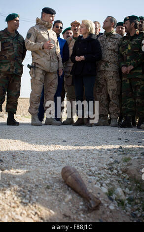 Mazar-i-Sharif, Afghanistan. 7. Dezember 2015. Bundesministerin Ursula von der Leyen Verteidigung spricht mit einem kroatischen Soldaten im Camp Shaheen, ein Feld-Camp für die afghanische Armee in Mazar-i-Sharif, Afghanistan, 7. Dezember 2015. Der deutsche Verteidigungsminister ist bei einem 2-Tages-Besuch in Afghanistan. Foto: KAY NIETFELD/Dpa/Alamy Live News Stockfoto