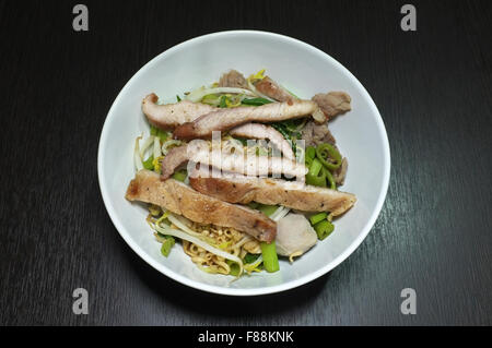 Nudeln Sie mit Schweinefleisch in Schüssel, thailändisches Essen Stockfoto