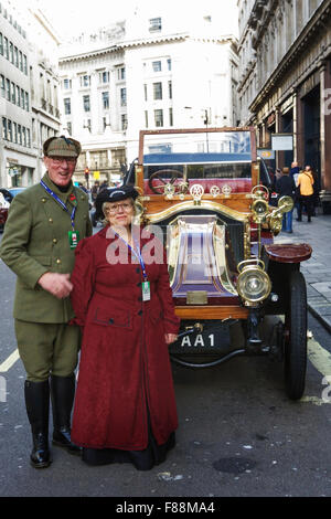 Historische Fahrzeuge auf dem Display in der Oxford Street, bevor die Bonhams von London nach Brighton veteran Auto laufen. Auto Bild: 1904 Renault. Stockfoto