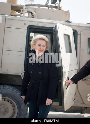 Mazar-i-Sharif, Afghanistan. 7. Dezember 2015. Bundesministerin Ursula von der Leyen Verteidigung beendet ein gepanzertes Fahrzeug am Camp Shaheen, ein Feld-Camp für die afghanische Armee in Mazar-i-Sharif, Afghanistan, 7. Dezember 2015. Der deutsche Verteidigungsminister ist bei einem 2-Tages-Besuch in Afghanistan. Foto: KAY NIETFELD/Dpa/Alamy Live News Stockfoto