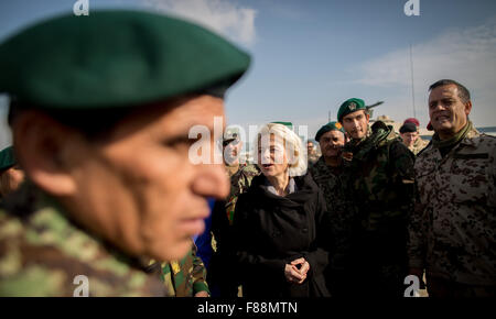 Mazar-i-Sharif, Afghanistan. 7. Dezember 2015. Bundesministerin Ursula von der Leyen Verteidigung spricht mit Soldaten im Camp Shaheen, ein Feld-Camp für die afghanische Armee in Mazar-i-Sharif, Afghanistan, 7. Dezember 2015. Der deutsche Verteidigungsminister ist bei einem 2-Tages-Besuch in Afghanistan. Foto: KAY NIETFELD/Dpa/Alamy Live News Stockfoto