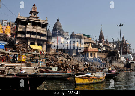 Manikarnika Ghat ist der wichtigste traditionelle hinduistische Feuerbestattung Ort wo Hindu Körper in Varanasi, Uttar Pradesh, Indien creamated sind Stockfoto