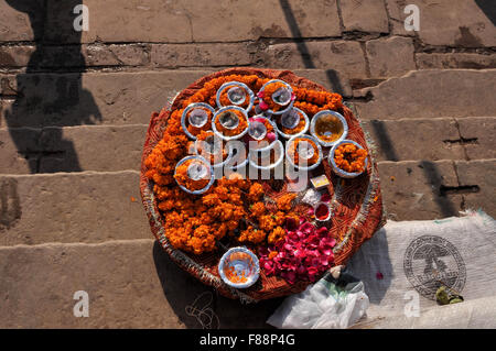 Verwenden Sie Ringelblume und Rosenblüten, Baumwolle, Ghee, Süßigkeiten, rotes Pulver und Ganga Wate in Pooja auf religiöse Zeremonien hinduistischen eifrigen Anhängern Stockfoto