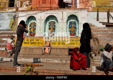 Ein Fotograf unter Bild von einem Naga-Sadhu in Varanasi. Varanasi ist die älteste Stadt der Welt, befindet sich bei der Bank Stockfoto