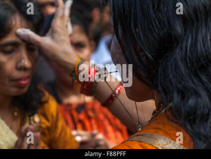 Hindu-Frau Segen ein Devotee jährlichen Thaipusam religiöse Festival In Batu-Höhlen, Südost-Asien, Kuala Lumpur, Malaysia Stockfoto