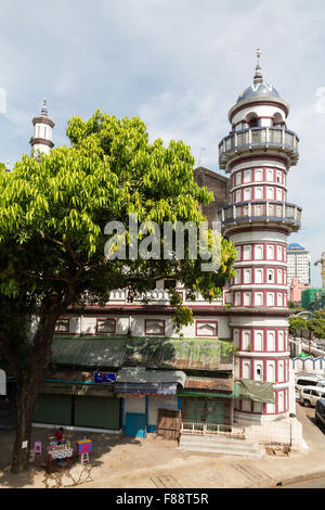 Yangon hat viele Kolonialbauten aus der britischen Herrschaft, viele sind in einem schlechten Zustand, das Gebäude verfügt über eine gut erhaltene Turm Stockfoto