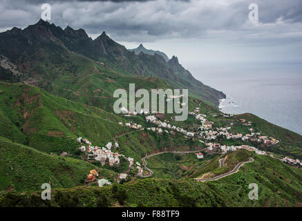 Taganana, Spanien. 29. November 2015. Die Berglandschaft von Las Montanas de Anaga auf der Insel Teneriffa in der Nähe der kleinen Stadt von Taganana, Spanien, 29. November 2015. Foto: Patrick Pleul/Dpa - NO-Draht-SERVICE-/ Dpa/Alamy Live News Stockfoto