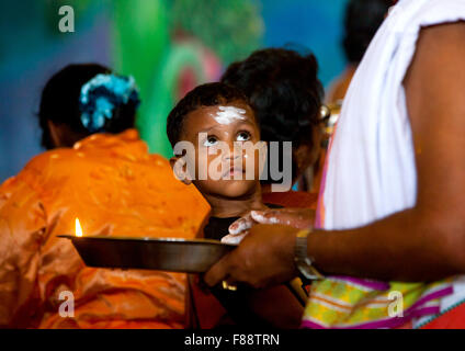 Bildnis eines Knaben In Batu Höhlen In jährlichen Thaipusam religiöse Festival, Südost-Asien, Kuala Lumpur, Malaysia Stockfoto