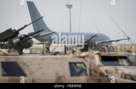 Mazar-i-Sharif, Afghanistan. 7. Dezember 2015. Geschütze auf gepanzerte Fahrzeuge vor Luftwaffe Airbus A310 an Camp Shaheen, ein Feld-Camp für die afghanische Armee in der Nähe von Mazar-i-Sharif, Afghanistan, 7. Dezember 2015 zu sehen. Der deutsche Verteidigungsminister ist bei einem 2-Tages-Besuch in Afghanistan. Foto: KAY NIETFELD/Dpa/Alamy Live News Stockfoto