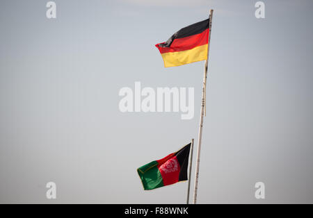 Mazar-i-Sharif, Afghanistan. 7. Dezember 2015. Die deutschen und afghanischen Fahnen flattern im Wind am Camp Shaheen, ein Feld-Camp für die afghanische Armee in der Nähe von Mazar-i-Sharif, Afghanistan, 7. Dezember 2015. Der deutsche Verteidigungsminister ist bei einem 2-Tages-Besuch in Afghanistan. Foto: KAY NIETFELD/Dpa/Alamy Live News Stockfoto