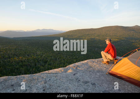 Wanderer auf Roger es Sims bei Sonnenaufgang, White Mountain National Forest, New Hampshire Stockfoto