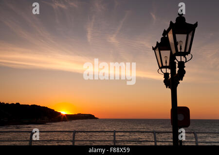 Sonnenuntergang über cromer Klippen, Norfolk England Großbritannien, von Cromer Pier Stockfoto