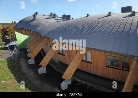 Grobe Sicht auf die MyPlace-Jugendzentrum in Harold Hill, Hackney zeigt die Brettsperrholz-Balken und gebogene Zinkdach. Stockfoto