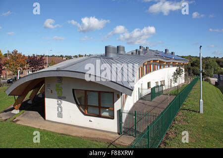 Grobe Sicht auf die MyPlace-Jugendzentrum in Harold Hill, Hackney zeigen die gekrümmten Zink - bekleideten Dach. Stockfoto