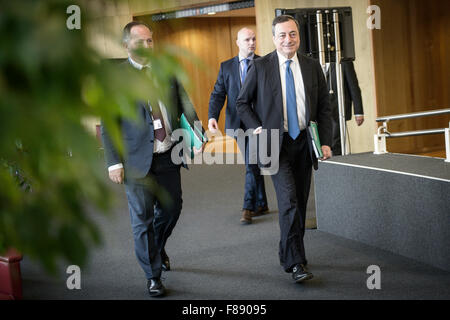 Brüssel, Bxl, Belgien. 7. Dezember 2015. Mario Draghi, Präsident der Europäischen Zentralbank vor der Versammlung am Sitz der Europäischen Kommission in Brüssel, Belgien auf 07.12.2015 von Wiktor Dabkowski Credit: Wiktor Dabkowski/ZUMA Draht/Alamy Live News Stockfoto