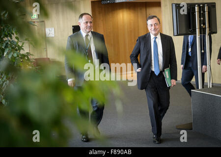 Brüssel, Bxl, Belgien. 7. Dezember 2015. Mario Draghi, Präsident der Europäischen Zentralbank vor der Versammlung am Sitz der Europäischen Kommission in Brüssel, Belgien auf 07.12.2015 von Wiktor Dabkowski Credit: Wiktor Dabkowski/ZUMA Draht/Alamy Live News Stockfoto