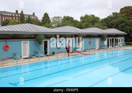 Ein Wärter legt schwimmenden Lane Teiler in einem Freibad in Westlondon Stockfoto