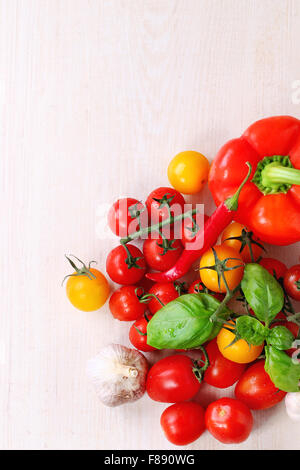 Sortiment von Tomaten und Gemüse Stockfoto