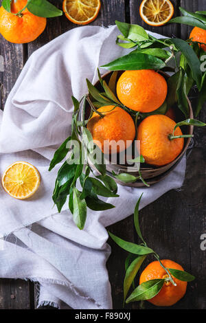 Mandarinen mit Blättern Stockfoto