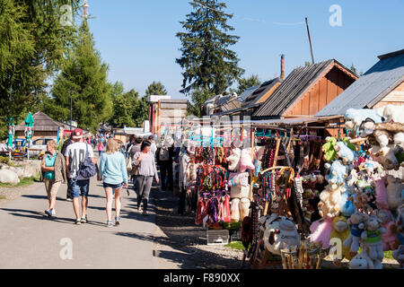 Stände mit Souvenirs entlang beschäftigt Gipfel Höhenstraße auf Tatra Grafschaft Berg Gubalowka, Zakopane, Polen Stockfoto