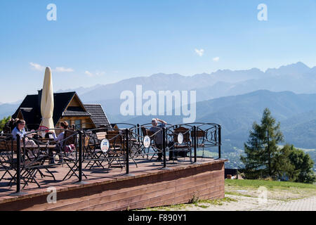 Menschen in der Café-Terrasse mit Blick auf hohen Tatra. Tatra-Grafschaft Berg Gubalowka, Zakopane, Polen Stockfoto