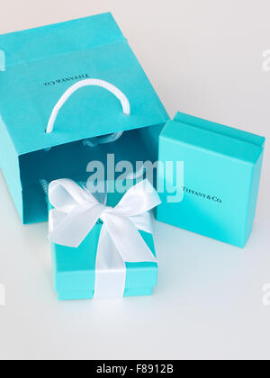 Eine Tiffany Blue Box (kleine blaue Box von Tiffany) von Tiffany & Co., der berühmten New York City-Schmuck-Unternehmen. Stockfoto