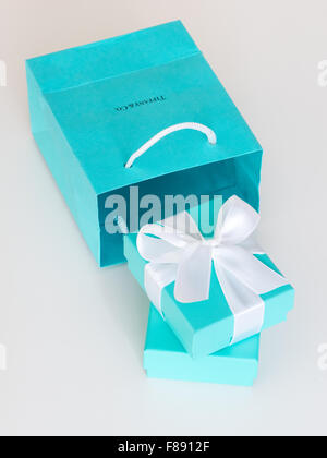 Eine Tiffany Blue Box (kleine blaue Box von Tiffany) von Tiffany & Co., der berühmten New York City-Schmuck-Unternehmen. Stockfoto