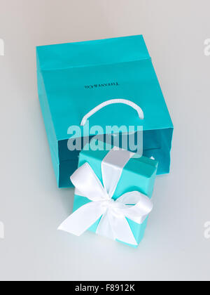 Eine Tiffany Blue Box (kleine blaue Box von Tiffany) von Tiffany & Co., der berühmten New York City-Schmuck-Unternehmen. Stockfoto