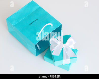 Eine Tiffany Blue Box (kleine blaue Box von Tiffany) von Tiffany & Co., der berühmten New York City-Schmuck-Unternehmen. Stockfoto